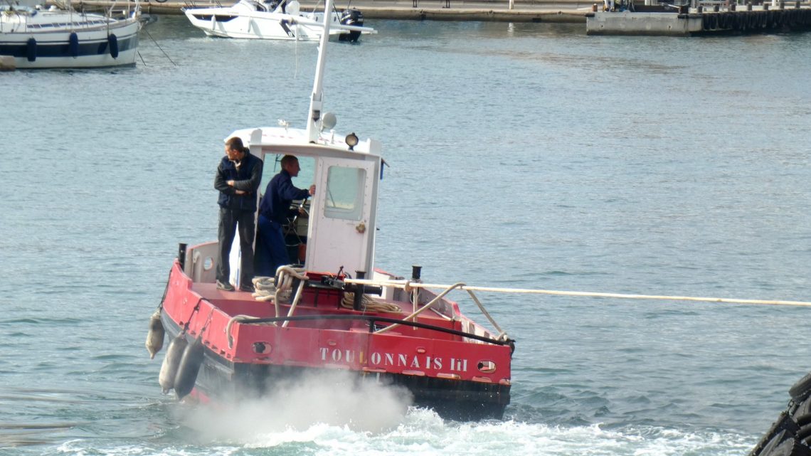 ” TOULONNAIS III ” En traction sur la barge EGCM 001 à son départ pour Monaco