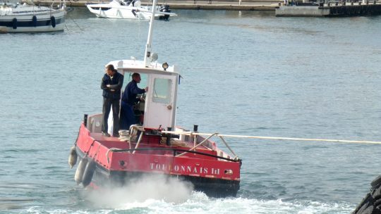 ” TOULONNAIS III ” En traction sur la barge EGCM 001 à son départ pour Monaco
