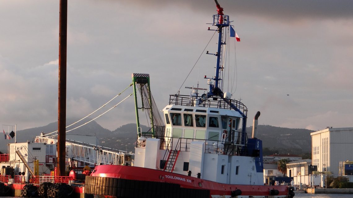 ” TOULONNAIS XVII ” en manœuvres pour la mise à quai de la barge EGCM001