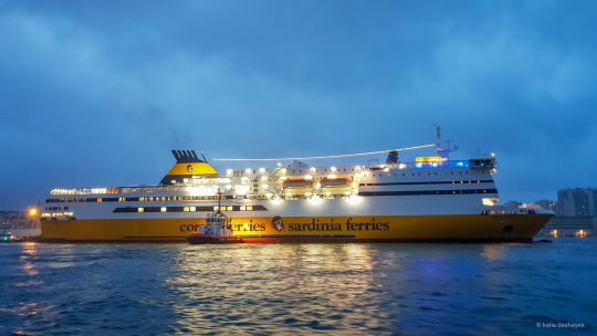Assistance du ” TOULONNAIS XVII ” pour l’accostage du MEGA EXPRESS FOUR