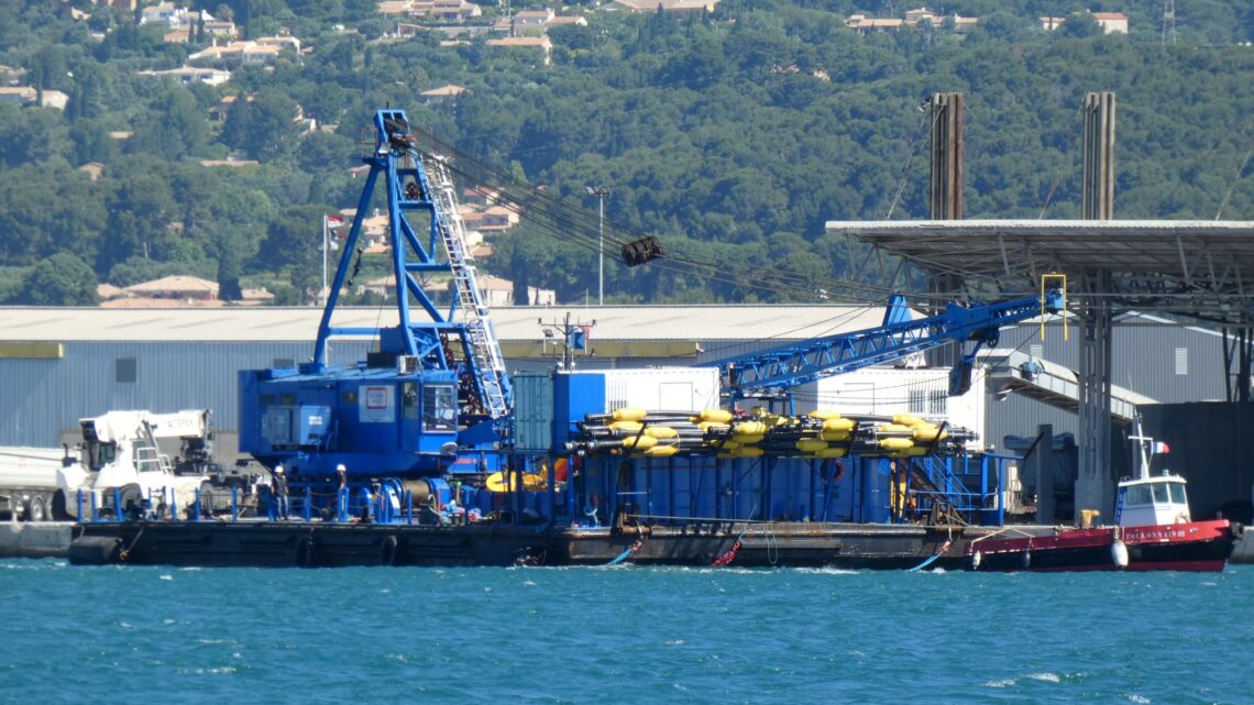 TOULONNAIS III et TOULONNAIS V pour le changement de poste de la barge Trasco 01