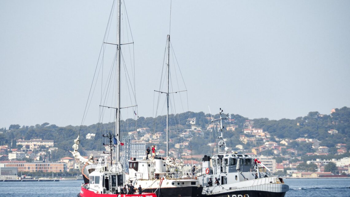 “Toulonnais V” et le Pilote en manoeuvre dans la petite rade de Toulon