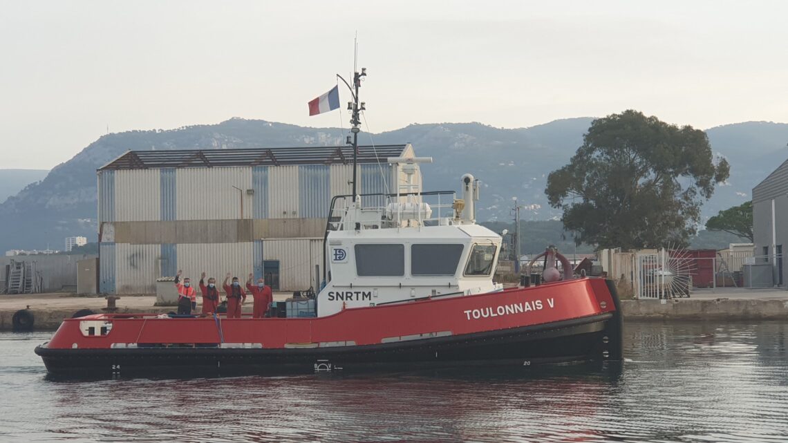 #Brest nous dit aurevoir. Un fort pincement au coeur. Photo avec notre ancien atelier en fond Merci à vous. Bonne mer #toulon #laseyne @remorquage portuaire @Snrtm.Remorquage. @SNRTM (location 1 an pour qu il travaille mais sur brest)