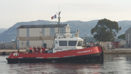 #Brest nous dit aurevoir. Un fort pincement au coeur. Photo avec notre ancien atelier en fond Merci à vous. Bonne mer #toulon #laseyne @remorquage portuaire @Snrtm.Remorquage. @SNRTM (location 1 an pour qu il travaille mais sur brest)
